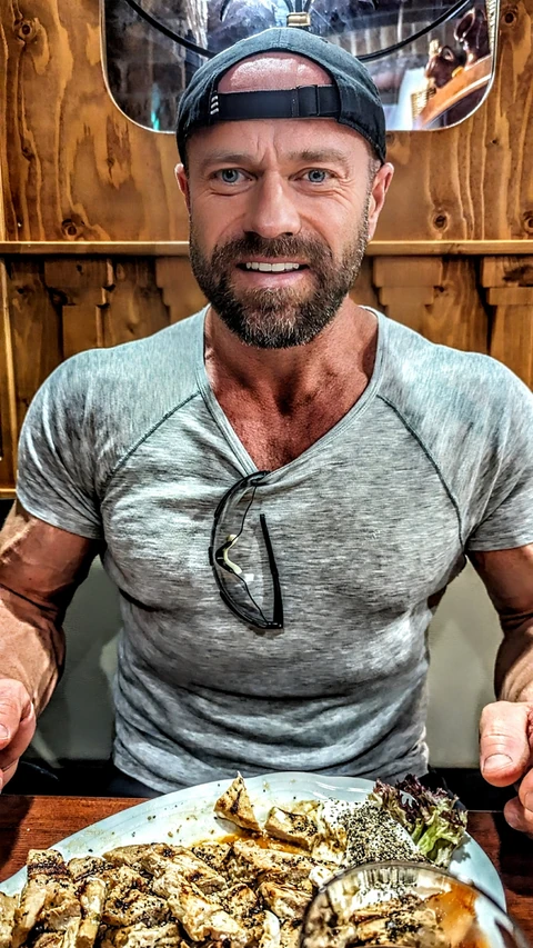 Stefan König beim Essen im Restaurant