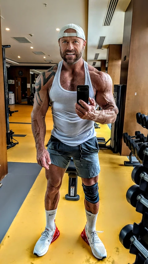 Stefan König in Sportkleidung im Fitnessstudio
