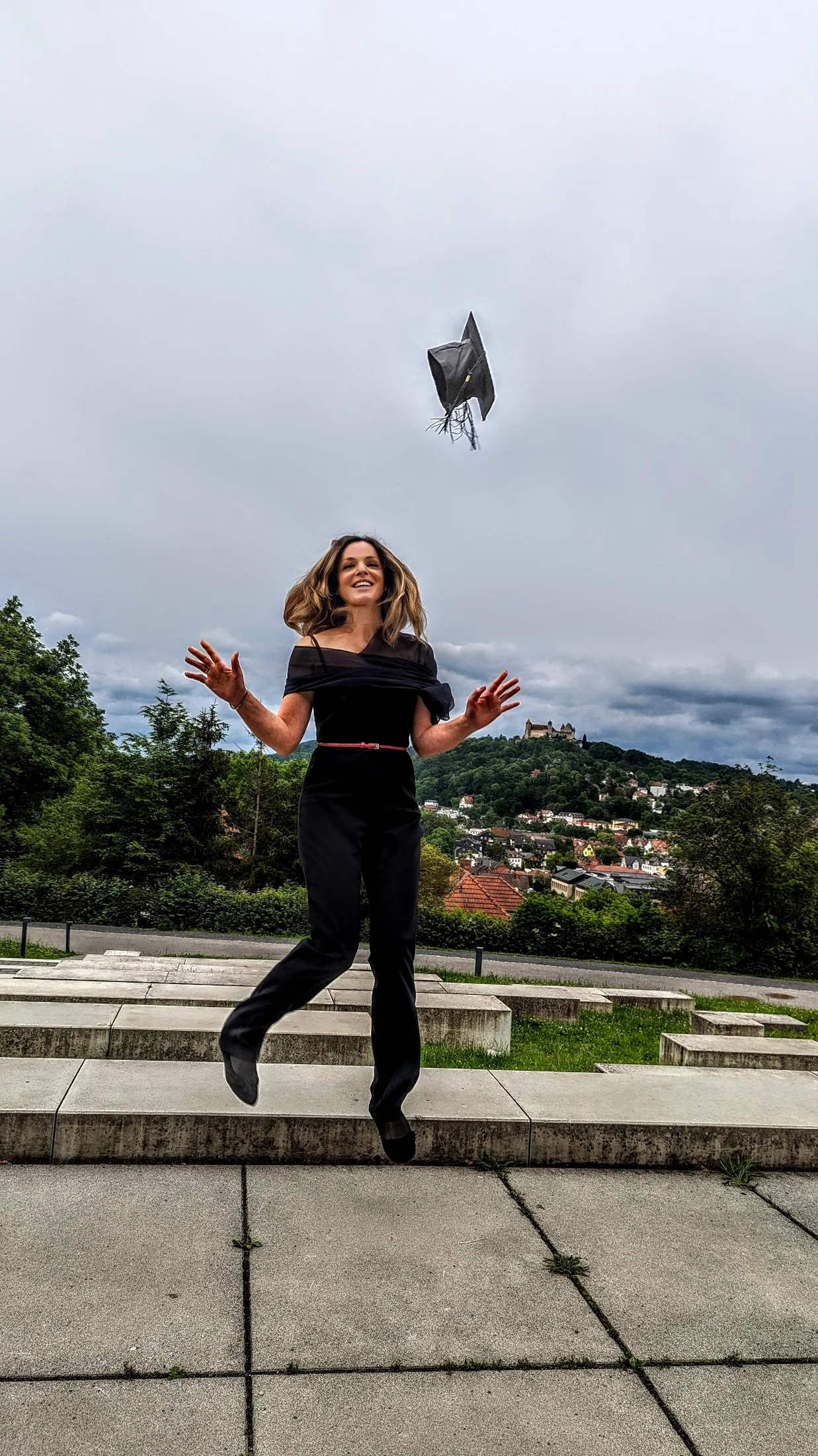 Ludmilla König springt bei der Abschlussfeier in Coburg