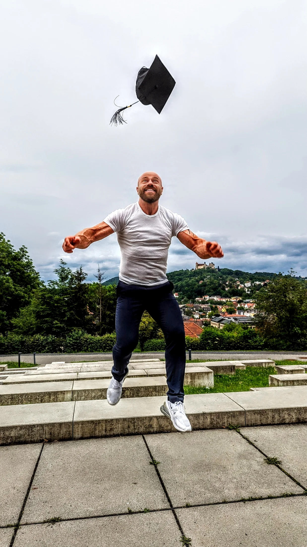 Stefan König springt bei der Abschlussfeier in Coburg