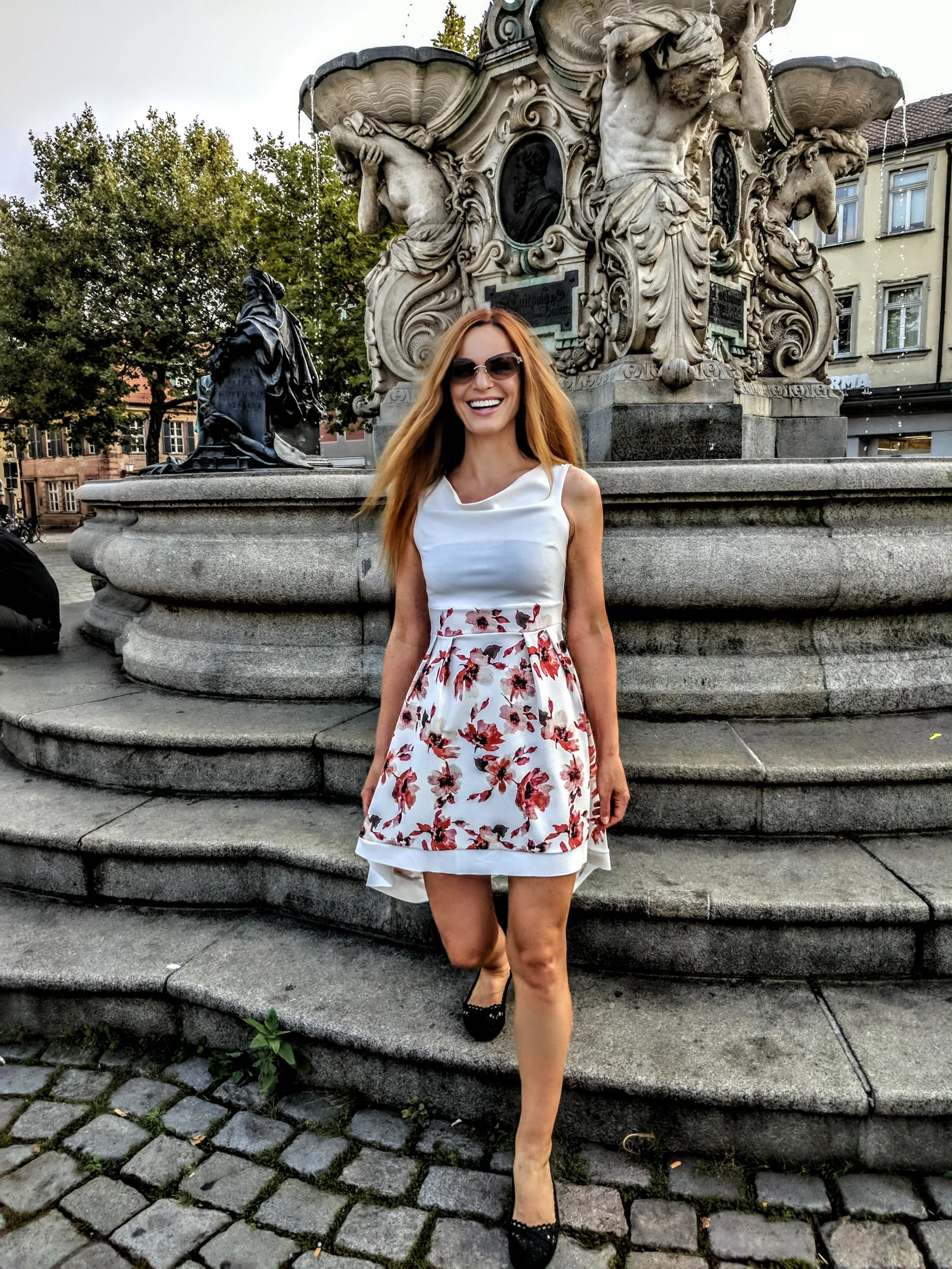 Ludmilla König am Brunnen in Erlangen