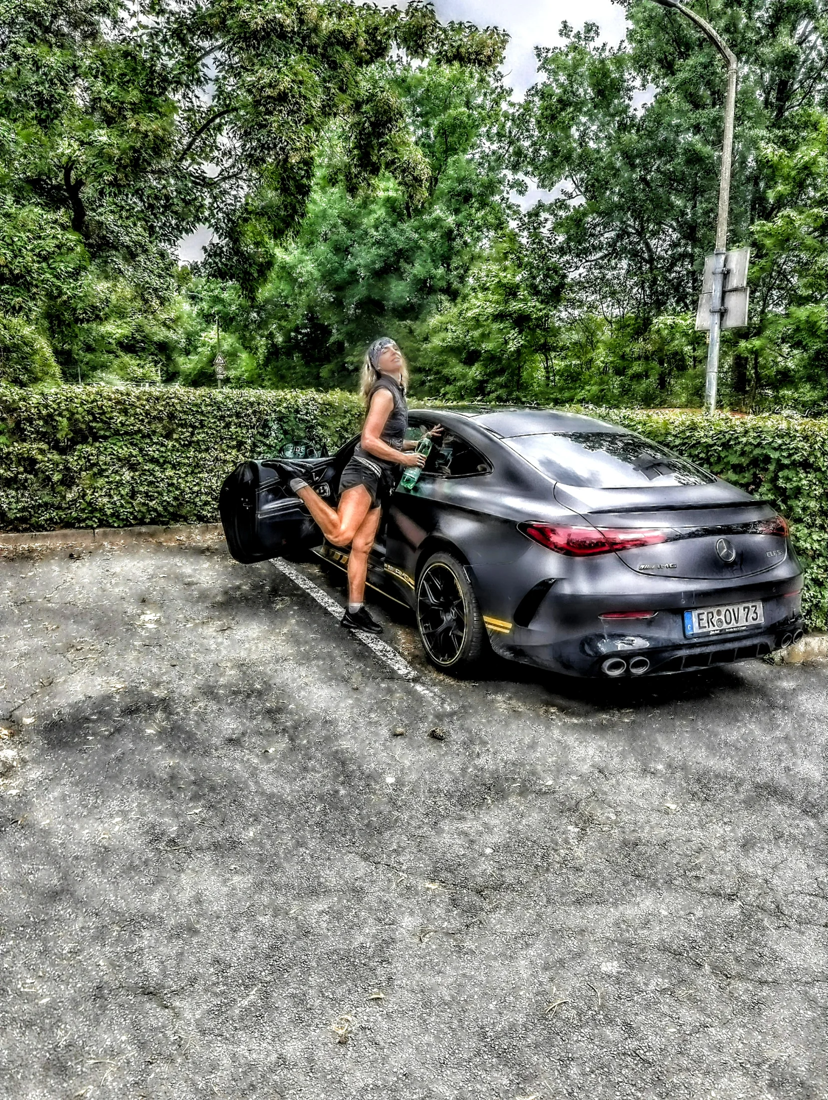 Ludmilla König neben dem Firmenwagen