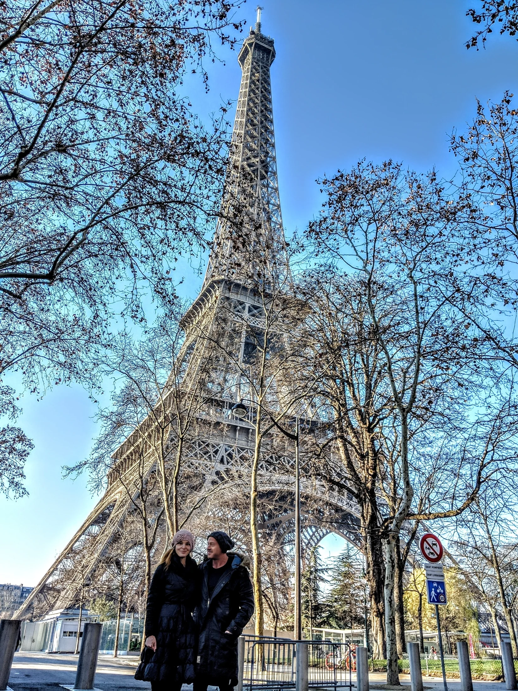 Stefan und Ludmilla König vor dem Eiffelturm in Paris