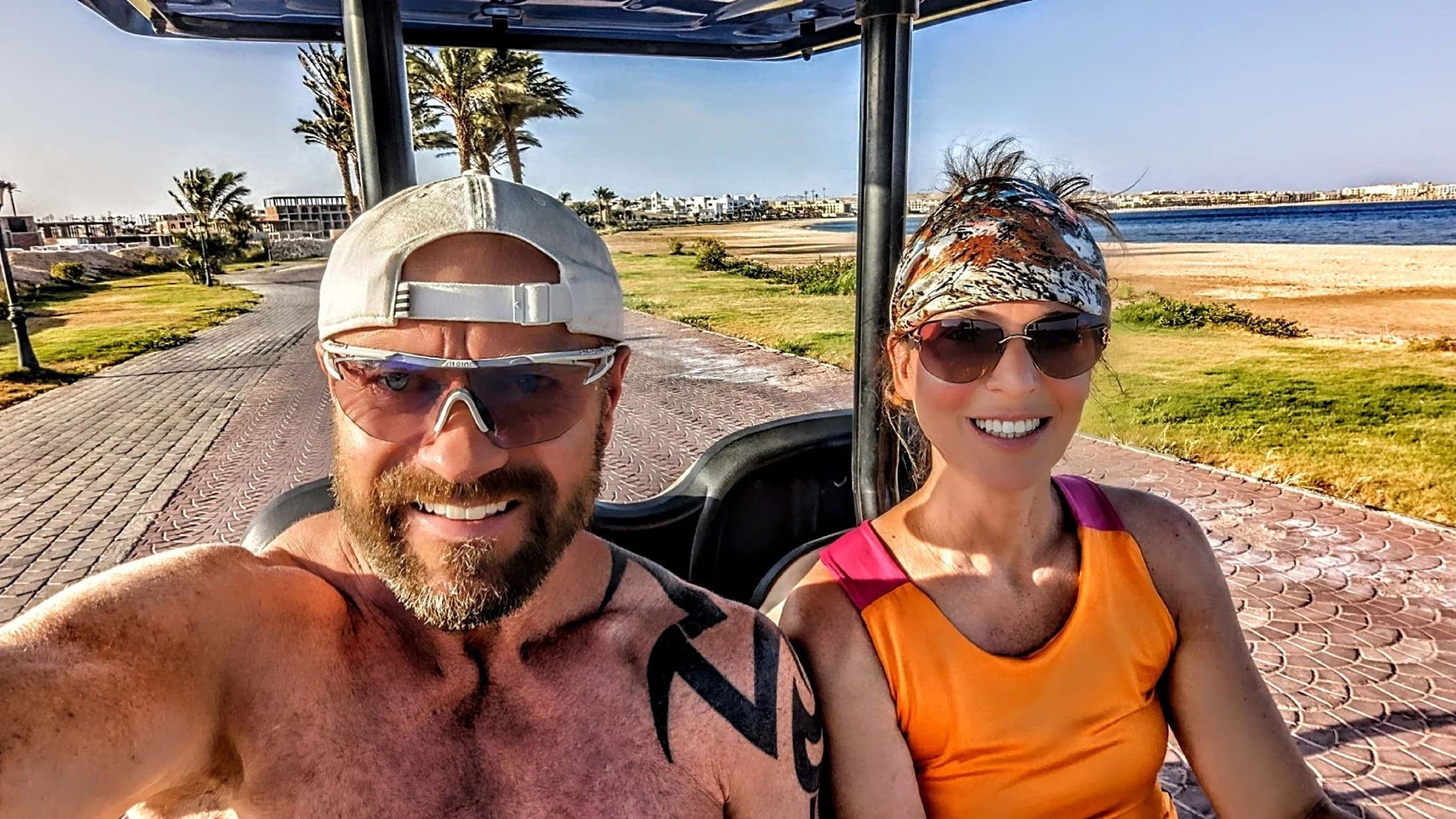 Stefan und Ludmilla König unterwegs mit einem Golfwagen in Abu Dhabi