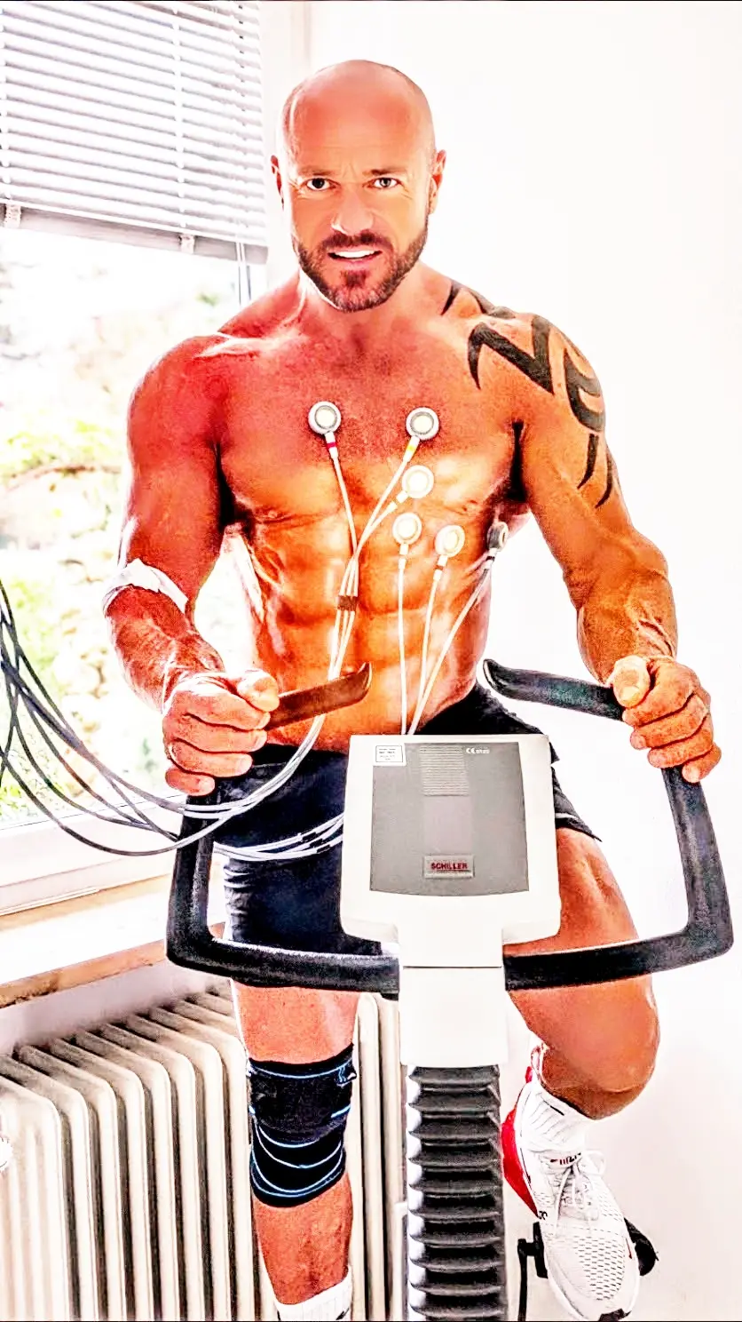 Stefan König beim Belastungs-EKG auf einem Fahrradergometer