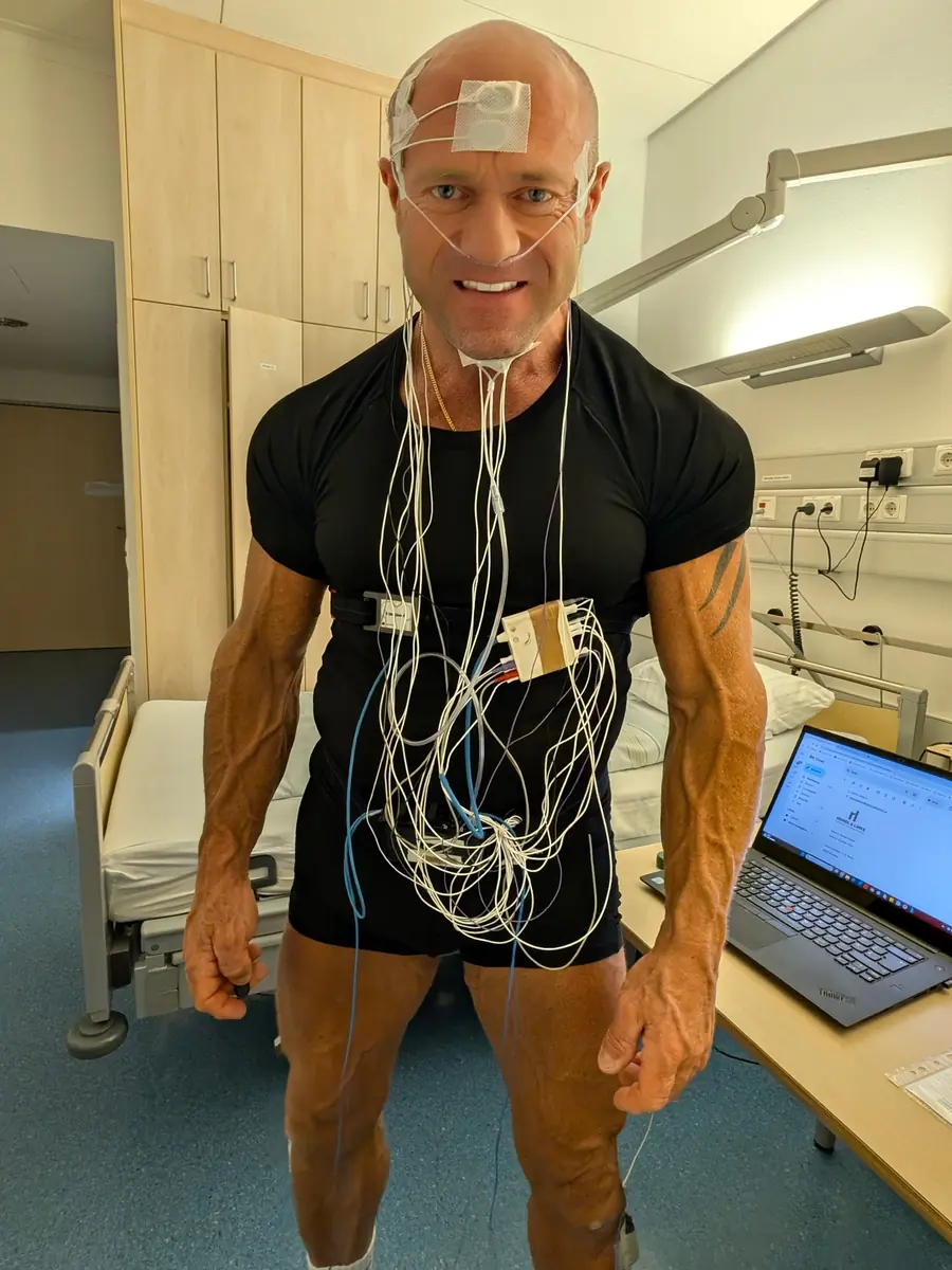 Stefan König bei einer klinischen Messung mit mehreren Sensoren